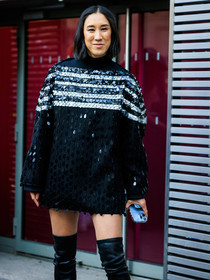 short hair, seaquin dress, jumper dress, black dress, striped dress, black boots, highknee boots, eva chen, street style, jonathan paciullo, FW, frenchystyle, fashion week, AUTUMN WINTER 2022-2023, FALL WINTER 2022_2023, FW 22-23, PARIS, PFW, vertical, detail