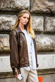 brown jacket, leather jacket, white tshirt, white trousers, white shirt, blond hair, iphone, sporty look, hermes, model, street style, jonathan paciullo, FW, frenchystyle, fashion week, AUTUMN WINTER 2022-2023, FALL WINTER 2022_2023, FW 22-23, PARIS, PFW, vertical, detail
