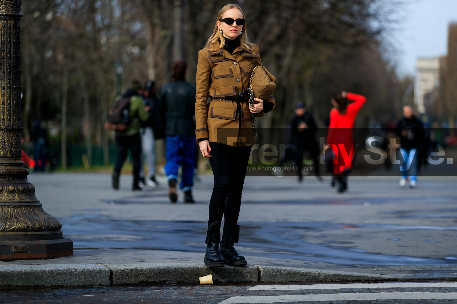 alexandra carl, kaki jacket, kaki bag, camel jacket, brown jacket, black sunglasses, black pants, black leather boots, technical fabric pants, split pants, tight pants, black leather belt, metalic belt, chain belt, belted jacket, pearl earrings, dangling earrings, black pullover, turtleneck pullover, quilted bag, multi pocket jacket, chanel bag, chanel belt, chanel jacket, quilted boots, flat boots, fashion week, frenchystyle, FW, jonathan paciullo, street style, PFW, PARIS, horizontal, atmosphere details, full length