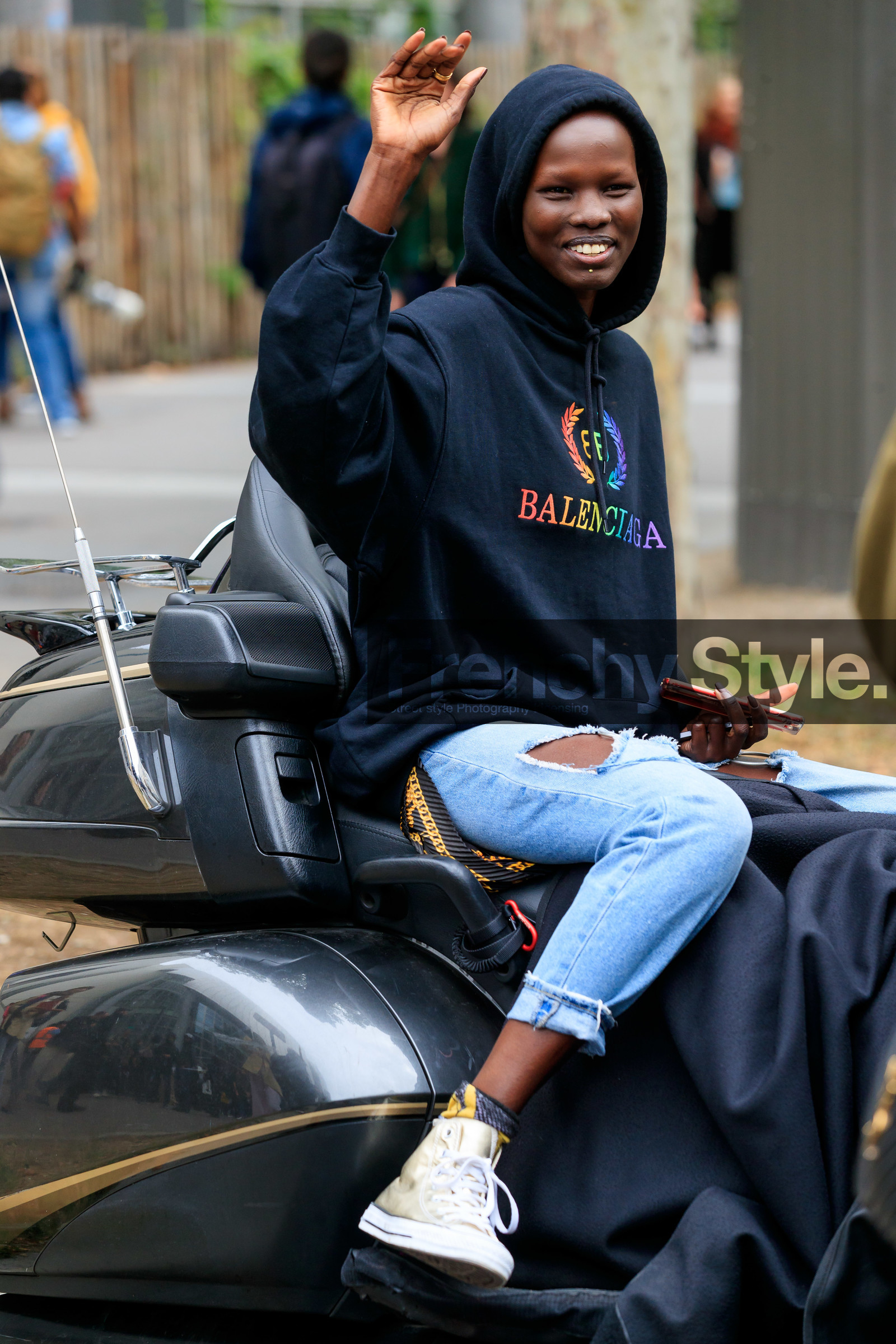 model, black hoodie, balenciaga hoodie, balenciaga sweatshirt, light blue jeans, used jeans, fashion week, frenchystyle, FW, jonathan paciullo, street style, SPRING SUMMER 2020, SS 20, PFW, PARIS, vertical, atmosphere details, detail