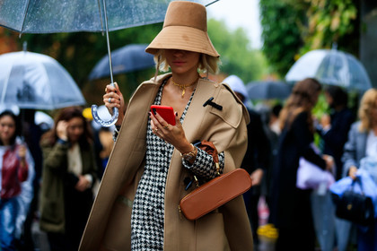 viktoria rader, beige hat, beige coat, beige duffle coat, sleeveless coat, the sant bag, camel leather bag, square shape bag, box bag, hand bag, houndstooth printed dress, black dress, white dress, low necked dress, long sleeves dress, mini dress, golden necklace, chain necklace, golden watch, close up detail, button dress, fashion week, frenchystyle, FW, jonathan paciullo, street style, SPRING SUMMER 2020, SS 20, PFW, PARIS, horizontal, atmosphere details, detail