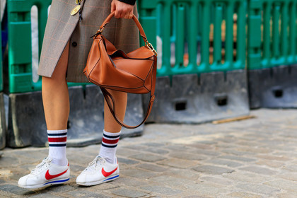 beige skirt, graphic skirt, leather bag, leather shoes, nike, printed skirt, white sneakers, white socks, street style, jonathan paciullo, FW, frenchystyle, fashion week, LFW, LONDON, AUTUMN WINTER 2018-2019, AW 18-19, FALL WINTER 2018-2019, FW 18-19, horizontal, atmosphere details, detail