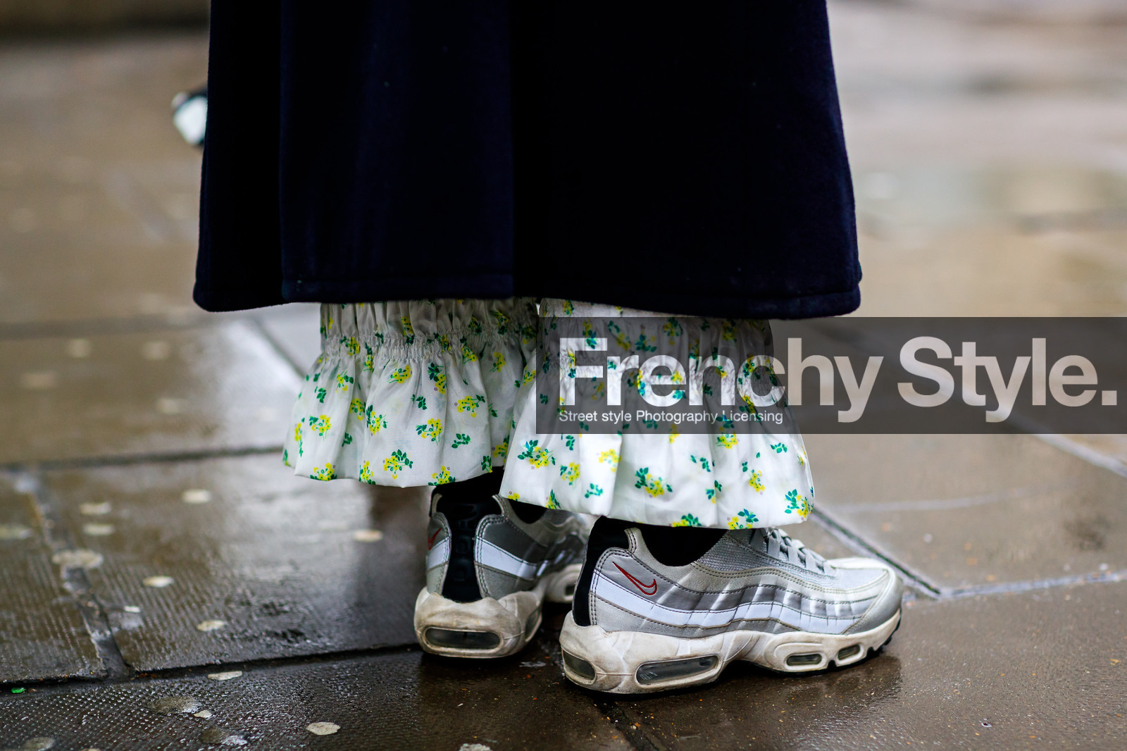 black coat, floral, flower, grey sneakers, leather shoes, nike, street style, jonathan paciullo, FW, frenchystyle, fashion week, LFW, LONDON, AUTUMN WINTER 2018-2019, AW 18-19, FALL WINTER 2018-2019, FW 18-19, horizontal, atmosphere details, detail