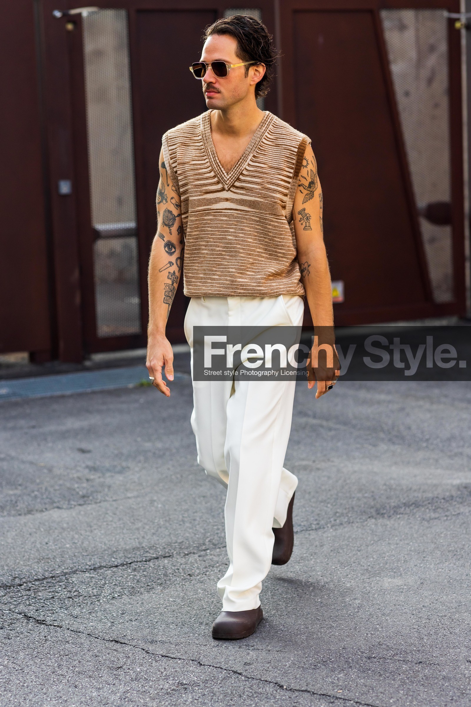 beige knit, brown clog, fluid pants, Jean-Sebastien Roques, missoni look, sleveless knit, striped knit, sunglasses, white pants, tattoo, v-neck knit, fashion week, frenchystyle, FW, jonathan paciullo, street style, MFW, MILAN, SPRING SUMMER 2022, SS 22, vertical, full length, menswear