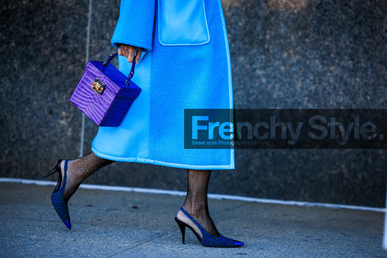details, blue slingback, tweed slingback, purple handbag, fishnet stockings, Miki Cheung, street style, jonathan paciullo, FW, frenchystyle, fashion week, NYFW, NEW YORK, AUTUMN WINTER 2022-2023, FALL WINTER 2022_2023, FW 22-23, atmosphere details, horizontal