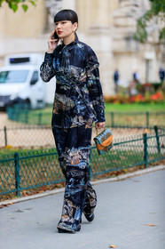 kozue akimoto, chloe bag, animal skin bag, green leather bag, camel leather bag, hand bag, golden earrings, dangling earrings, black shirt, black pants, kimono shirt, wrap shirt, silk shirt, silk pants, printed shirt, printed pants, lavalliere collar, chloe look, chloe pants, fashion week, frenchystyle, FW, jonathan paciullo, street style, SPRING SUMMER 2020, SS 20, PFW, PARIS, vertical, full length