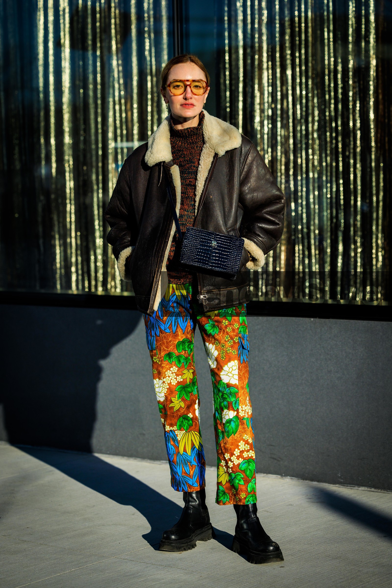 70s sunglasses, flower print pants, eckhaus latta pants, multicolor pants, black boots, leather bottines, leather jacket, furry collar jacket, brown jacket, knitted jumper, brown jumper, leather crossbody bag, croco crossbody bag, croco handbag, brown sunglasses, tortoise sunglasses, hannah baxter, street style, jonathan paciullo, FW, frenchystyle, fashion week, NYFW, NEW YORK, AUTUMN WINTER 2022-2023, FALL WINTER 2022_2023, FW 22-23, vertical, full length