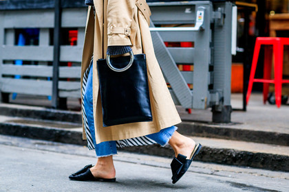 atmosphere details, AUTUMN WINTER 2017-2018, AW 17-18, beige coat, black bag, black mules, black shoes, blue denim, denim pants, detail, FALL WINTER 2017-2018, fashion week, felicity kay, frenchystyle, FW, FW 17-18, geometric, graphic shirt, grey sweater, horizontal, jeans, jonathan paciullo, leather bag, LFW, LONDON, printed shirt, street style, striped shirt, trench coat, trousers