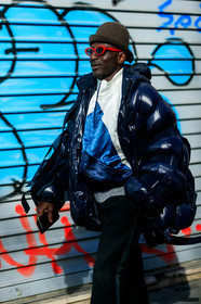 navy blue coat, navy blue sweatshirt, blue sweatshirt, polish coat, down jacket, oversize coat, satin sweatshirt, zipped sweatshirt, kaki hat, red sunglasses, fashion week, frenchystyle, FW, jonathan paciullo, street style, PFW, PARIS, AUTUMN WINTER 2020-2021, FALL WINTER 2020-2021, FW 20-21, vertical, atmosphere details, detail