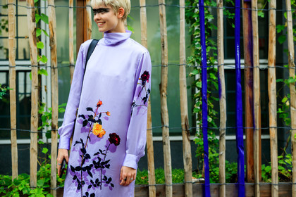 model, lilac dress, high collar dress, silk dress, long sleeves dress, mid long dress, black eyeshadows, black eyeliner, black make up, fashion week, frenchystyle, FW, jonathan paciullo, street style, SPRING SUMMER 2020, SS 20, PFW, PARIS, horizontal, atmosphere details, detail
