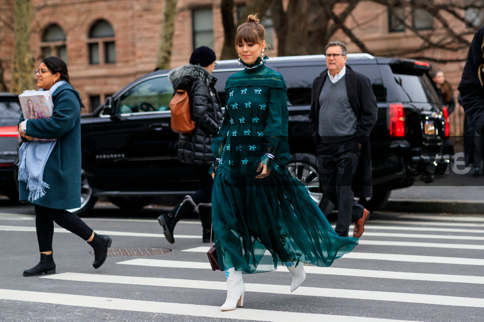 bun, earrings, embroidered dress, embroideries, graphic dress, green dress, high heels, jenny cipoletti, leather shoes, pearls, printed dress, white boots, street style, jonathan paciullo, frenchystyle, NYFW, NEW YORK, AUTUMN WINTER 2019-2020, AW 19-20, FALL WINTER 2019-2020, FW 19-20, FW, fashion week, atmosphere details, horizontal, detail