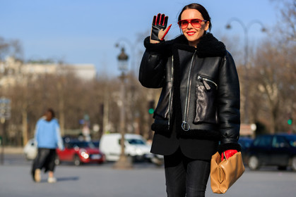 black denim, black jacket, black pants, camel bag, denim pants, jeans, leather bag, leather gloves, leather jacket, shearling, sunglasses, trousers, street style, jonathan paciullo, FW, frenchystyle, fashion week, PFW, PARIS, AUTUMN WINTER 2018-2019, FALL WINTER 2018-2019, FW 18-19, horizontal, atmosphere details, evangelie smyrniotaki