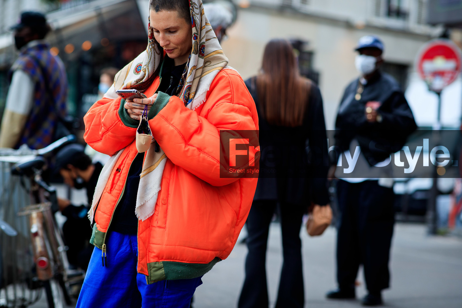 orange bombers, bombers jacket, oversize bombers, oversize jacket, zipped jacket, hair scarf, cachemere printed scarf, white scarf, fashion week, frenchystyle, FW, jonathan paciullo, street style, PFW, PARIS, SPRING SUMMER 2021, SS 21, horizontal, atmosphere details, detail