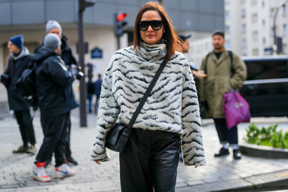 bicolor pullover, white pullover, zebra printed pullover, turtleneck pullover, mohair pullover, crossbody bag, black leather bag, black leather pants, black sunglasses, big sunglasses, plaited bag, plaited leather bag, celine sunglasses, fashion week, frenchystyle, FW, jonathan paciullo, street style, PFW, PARIS, AUTUMN WINTER 2020-2021, FALL WINTER 2020-2021, FW 20-21, horizontal, detail, atmosphere details