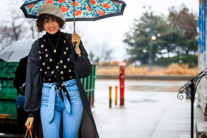 beige hat, beret, black coat, black turtleneck, blue denim, denim pants, jeans, necklace, polka dot, printed coat, printed shirt, red lips, trousers, umbrella, street style, jonathan paciullo, FW, frenchystyle, fashion week, NYFW, NEW YORK, AUTUMN WINTER 2018-2019, AW 18-19, FALL WINTER 2018-2019, FW 18-19, atmosphere details, horizontal, detail, chloe hill