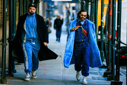 blue adidas tracksuit, white sneakers, new york black cap, black long coat, sun glasses, furry blue coat, denim suit, denim jacket, baggy blue jeans, printed scarf, glasses, dandy style, mens style, menswear, fashion week, frenchystyle, FW, jonathan paciullo, street style, NYFW, NEW YORK, AUTUMN WINTER 2022-2023, FALL WINTER 2022_2023, FW 22-23, atmosphere details, horizontal, full length