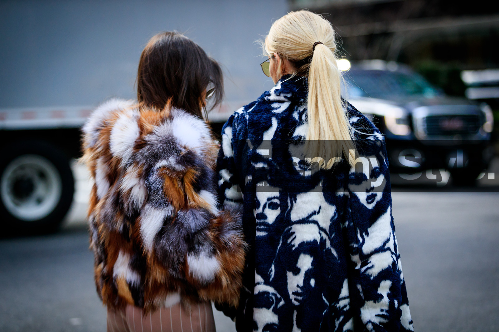 blue coat, brown fur, brown jacket, Fur coat, fur jacket, graphic jacket, ponytail, printed jacket, street style, jonathan paciullo, FW, frenchystyle, fashion week, NYFW, NEW YORK, AUTUMN WINTER 2018-2019, AW 18-19, FALL WINTER 2018-2019, FW 18-19, atmosphere details, horizontal, detail