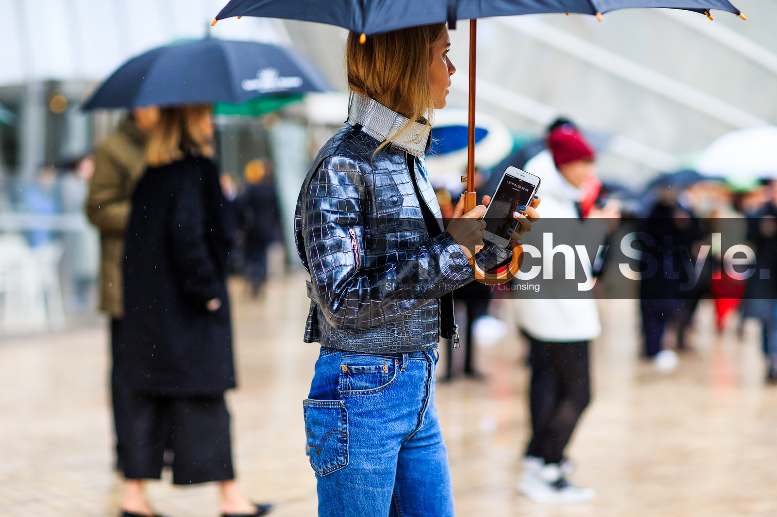 atmosphere details, AUTUMN WINTER 2016-2017, AW 16-17, blue denim, denim pants, detail, FALL WINTER 2016-2017, fashion week, frenchystyle, FW, FW 16-17, horizontal, jeans, jonathan paciullo, leather jacket, leather perfecto, metallic jacket, PARIS, pernille teisbaek, PFW, silver, silver jacket, street style, trousers, umbrella