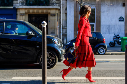 black bag, blue bag, christian dior, graphic bag, graphic jacket, graphic skirt, high heels, leather bag, leather shoes, pleated skirt, printed bag, printed jacket, printed skirt, red jacket, red shoes, red skirt, sunglasses, street style, jonathan paciullo, FW, frenchystyle, fashion week, PFW, PARIS, AUTUMN WINTER 2018-2019, FALL WINTER 2018-2019, FW 18-19, horizontal, atmosphere details, full length