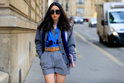 yuyu zhangzou, yuwei zhangzou, grey cardigan, blue cardigan, navy blue cardigan, striped cardigan, strassed cardigan, checked cardigan, striped shorts, navy blue shorts, white shorts, belted shorts, camel leather belt, big sunglasses, square shape glasses, black sunglasses, denim, denim shorts, fashion week, frenchystyle, FW, jonathan paciullo, street style, PFW, PARIS, horizontal, atmosphere details, detail