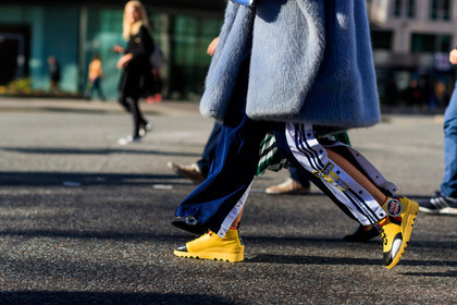 adidas, blue fur coat, blue pants, graphic pants, leather shoes, miu miu, printed pants, sweatpants, trousers, yellow shoes, street style, jonathan paciullo, FW, frenchystyle, fashion week, LFW, LONDON, AUTUMN WINTER 2018-2019, AW 18-19, FALL WINTER 2018-2019, FW 18-19, horizontal, atmosphere details, detail