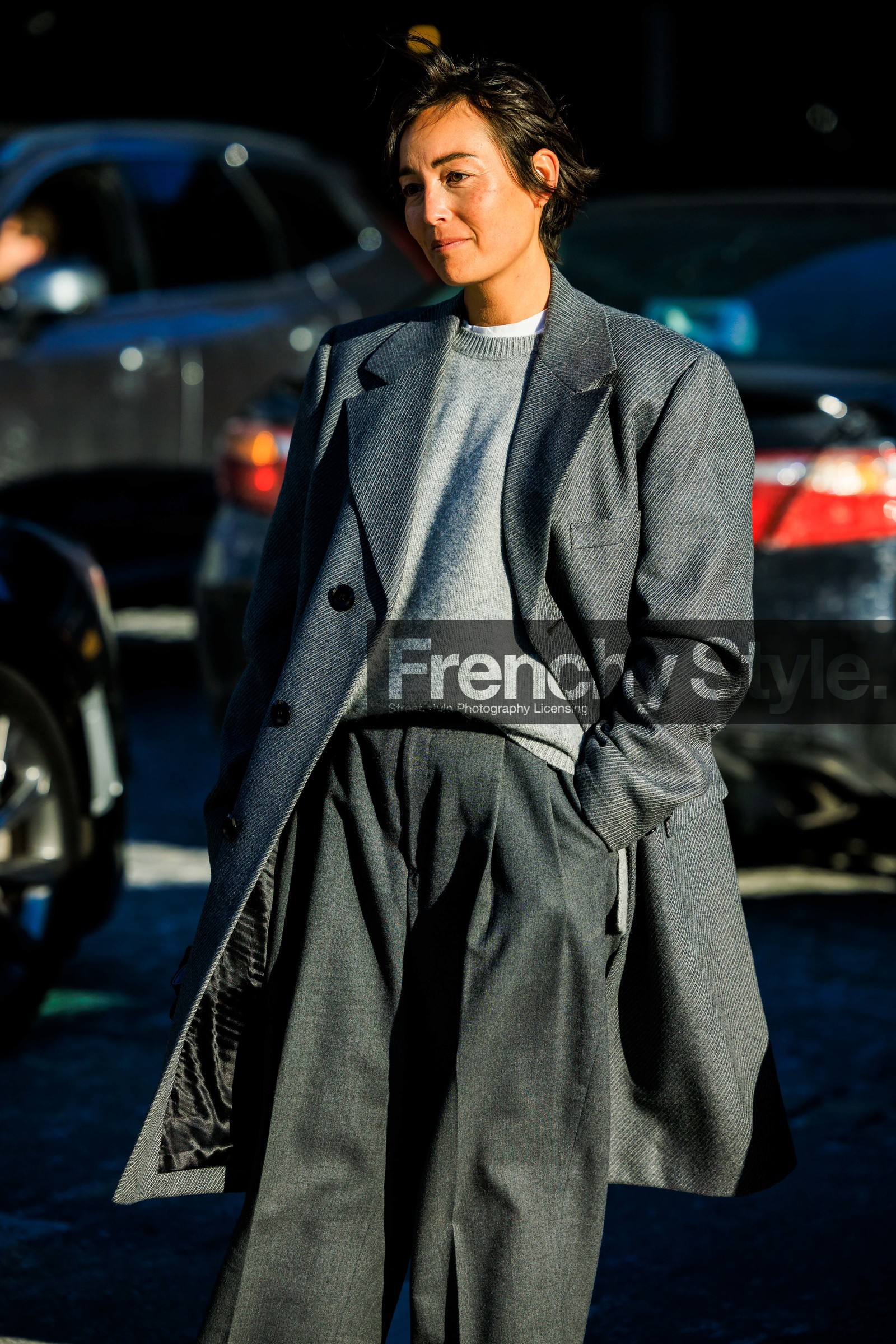 full grey look, tomboy look, grey jumper, dandy style, baggy pants, kaki oversized coat, grey coat, buttoned coat, minimal look, short hair, jessica wang, rachael wang, street style, jonathan paciullo, FW, frenchystyle, fashion week, NYFW, NEW YORK, AUTUMN WINTER 2022-2023, FALL WINTER 2022_2023, FW 22-23, vertical, atmosphere details