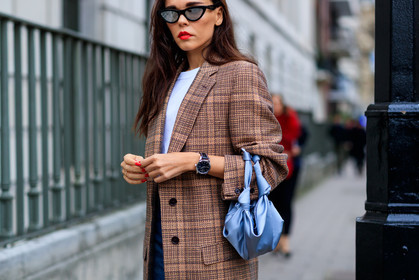 blue bag, brown coat, checked, graphic jacket, leather bag, plaid, printed jacket, red lips, sunglasses, white t shirt, street style, jonathan paciullo, FW, frenchystyle, fashion week, LFW, LONDON, AUTUMN WINTER 2018-2019, AW 18-19, FALL WINTER 2018-2019, FW 18-19, horizontal, atmosphere details, detail, evangelie smyrniotaki