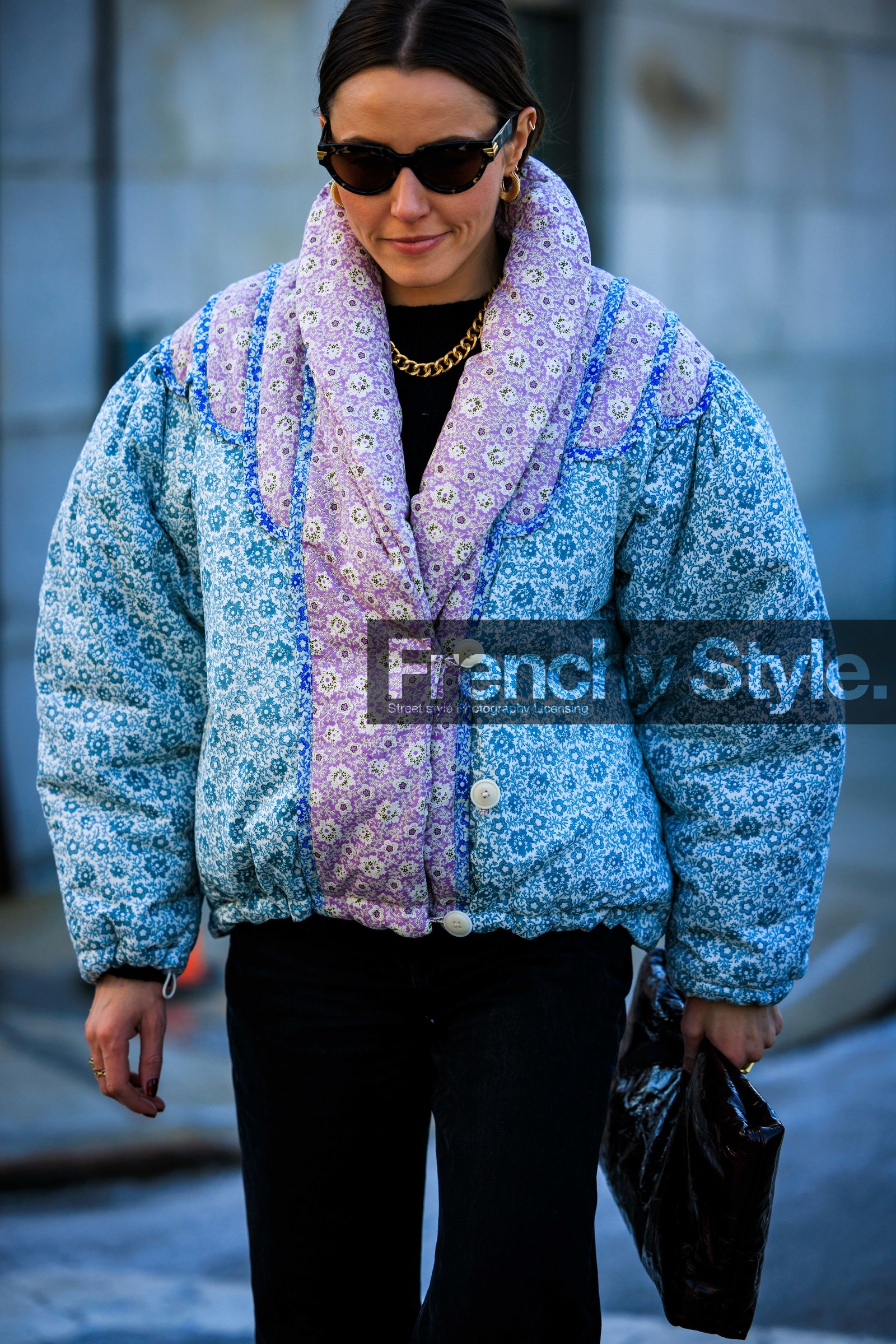 details, black pants, puffed jacket, flower print jacket, winter outwear, golden chain, golden loops, golden earring, black sunglasses, cat eye sunglasses, puffy coat, printed winter jacket, multicolor jacket, black pouch, leather pouch, street style, jonathan paciullo, FW, frenchystyle, fashion week, NYFW, NEW YORK, AUTUMN WINTER 2022-2023, FALL WINTER 2022_2023, FW 22-23, vertical, atmosphere details