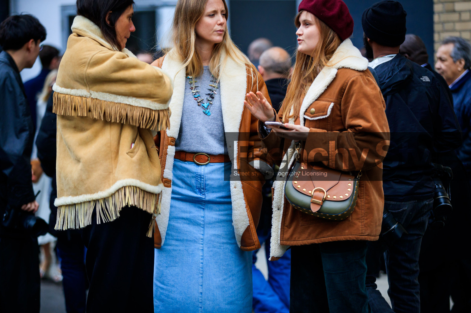beige jacket, black pants, blue denim, brown belt, camel jacket, denim skirt, fringes, grey sweater, leather bag, leather jacket, necklace, shearling, beret, brown bag, brown jacket, corduroy, emerald, green bag, green pants, leather bag, marc jacobs, red hat, shearling, studs, trousers, street style, jonathan paciullo, FW, frenchystyle, fashion week, NYFW, NEW YORK, AUTUMN WINTER 2018-2019, AW 18-19, FALL WINTER 2018-2019, FW 18-19, atmosphere details, horizontal, detail, Emmanuelle Alt, jennifer neyt, eugenie trochu