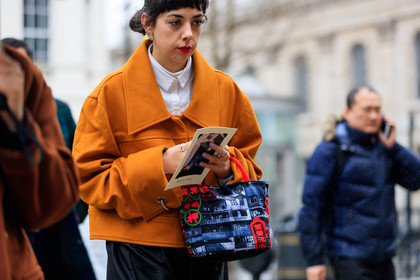 black bag, graphic bag, leather bag, orange jacket, printed bag, white shirt, street style, jonathan paciullo, FW, frenchystyle, fashion week, LFW, LONDON, AUTUMN WINTER 2018-2019, AW 18-19, FALL WINTER 2018-2019, FW 18-19, horizontal, atmosphere details, detail