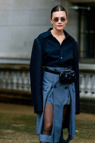 madelynn furlong, margiela look, margiela bag, margiela shirt, margiela skirt, black shirt, oversize sleeves, houndstooth printed skirt, mid long skirt, navy blue skirt, checked skirt, used skirt, button skirt, belt bag, quilted bag, quilted belt, black polish bag, black polish belt, black tights, black sunglasses, small sunglasses, round shape sunglasses, fashion week, frenchystyle, FW, jonathan paciullo, street style, SPRING SUMMER 2020, SS 20, PFW, PARIS, vertical, atmosphere details, detail