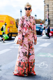 blazer, christian dior, drawings, earrings, fashion week, frenchystyle, full length, fun sunglasses, FW, golden bag, jonathan paciullo, leather bag, PARIS, PFW, pink jacket, pink pants, pink suit, printed jacket, printed pants, printed suit, shiny bag, SPRING SUMMER 2017, SS 17, street style, sunglasses, trousers, vertical, yazbukey