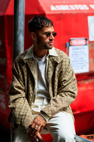 alice & j.s, beige jacket, beige pants, beige shirt, beige top, checked, graphic jacket, gucci, JS roques, monogram, plaid, printed jacket, rings, sunglasses, tone on tone, total look beige, trousers, street style, jonathan paciullo, FW, frenchystyle, fashion week, NEW YORK, NYFW, SPRING SUMMER 2020, SS 20, vertical, detail, atmosphere details
