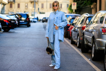xnenia adonts, denim, denim total look, denim shirt, light blue jeans, metalic frame sunglasses, futurist shape sunglasses, ferragamo bag, chain strap bag, monogrammed bag, long shirt, flare jeans, fashion week, frenchystyle, FW, jonathan paciullo, street style, horizontal, atmosphere details, full length, MFW, MILAN, SPRING SUMMER 2020, SS 20