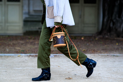 eugenie trochu, louis vuitton bag, box bag, round shape bag, brown leather bag, monogrammed bag, hand bag, close up detail, bag detail, fashion week, frenchystyle, FW, jonathan paciullo, street style, PFW, PARIS, SPRING SUMMER 2021, SS 21, horizontal, atmosphere details, detail