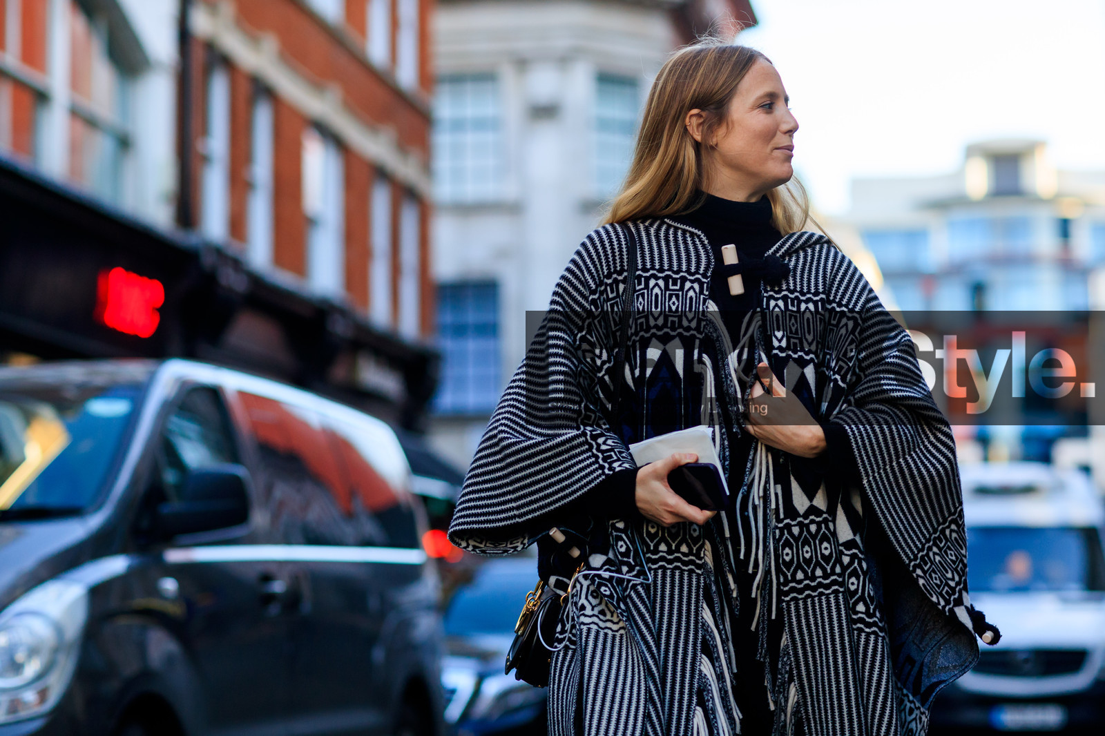 black and white, graphic jacket, poncho, printed jacket, street style, jonathan paciullo, FW, frenchystyle, fashion week, LFW, LONDON, AUTUMN WINTER 2018-2019, AW 18-19, FALL WINTER 2018-2019, FW 18-19, horizontal, atmosphere details, detail, jennifer neyt