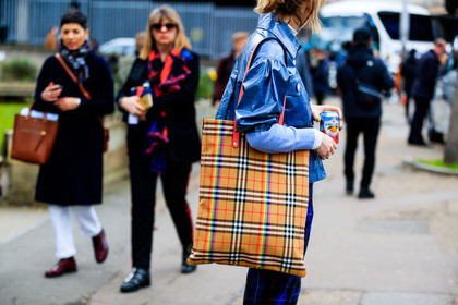 beige bag, blue jacket, blue pants, blue sweater, burberry, checked, checked pants, graphic pants, leather bag, leather jacket, plaid, printed pants, tartan, tote bag, trousers, street style, jonathan paciullo, FW, frenchystyle, fashion week, LFW, LONDON, AUTUMN WINTER 2018-2019, AW 18-19, FALL WINTER 2018-2019, FW 18-19, horizontal, atmosphere details, detail
