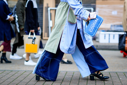 atmosphere details, AUTUMN WINTER 2017-2018, AW 17-18, black shoes, blue bag, blue denim, blue dress, blue pants, denim pants, detail, FALL WINTER 2017-2018, fashion week, frenchystyle, FW, FW 17-18, graphic dress, high heels, horizontal, jeans, jonathan paciullo, leather bag, leather shoes, LFW, LONDON, oversize, patchwork, printed bag, shirt dress, street style, trousers, wide pants