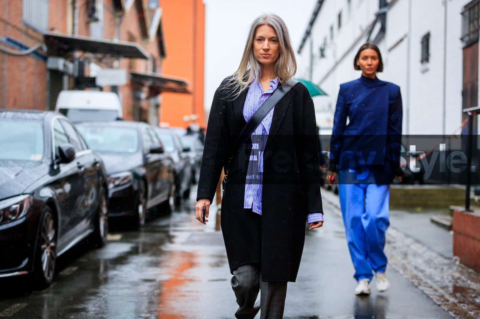black coat, blue shirt, dyed hair, grey hair, grey pants, trousers, street style, jonathan paciullo, FW, frenchystyle, fashion week, PFW, PARIS, AUTUMN WINTER 2018-2019, FALL WINTER 2018-2019, FW 18-19, horizontal, atmosphere details, sarah harris