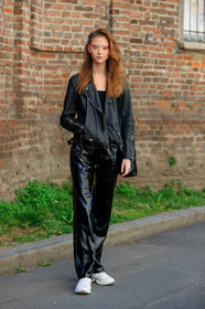 model, Sara Grace Wallerstedt, eye make up, eyeshadows, freckles, make up, make up details, multicolor eyeshadows, black leather perfecto, black total look, black polish pants, fashion week, frenchystyle, FW, jonathan paciullo, street style, vertical, full length, MFW, MILAN, SPRING SUMMER 2020, SS 20