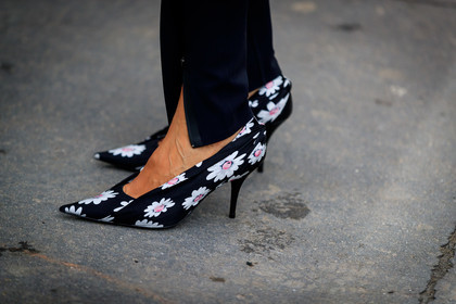 balenciaga, black leggings, black pants, black shoes, floral, flowers, high heels, leather shoes, printed shoes, trousers, street style, jonathan paciullo, FW, frenchystyle, fashion week, NYFW, NEW YORK, AUTUMN WINTER 2018-2019, AW 18-19, FALL WINTER 2018-2019, FW 18-19, atmosphere details, horizontal, detail