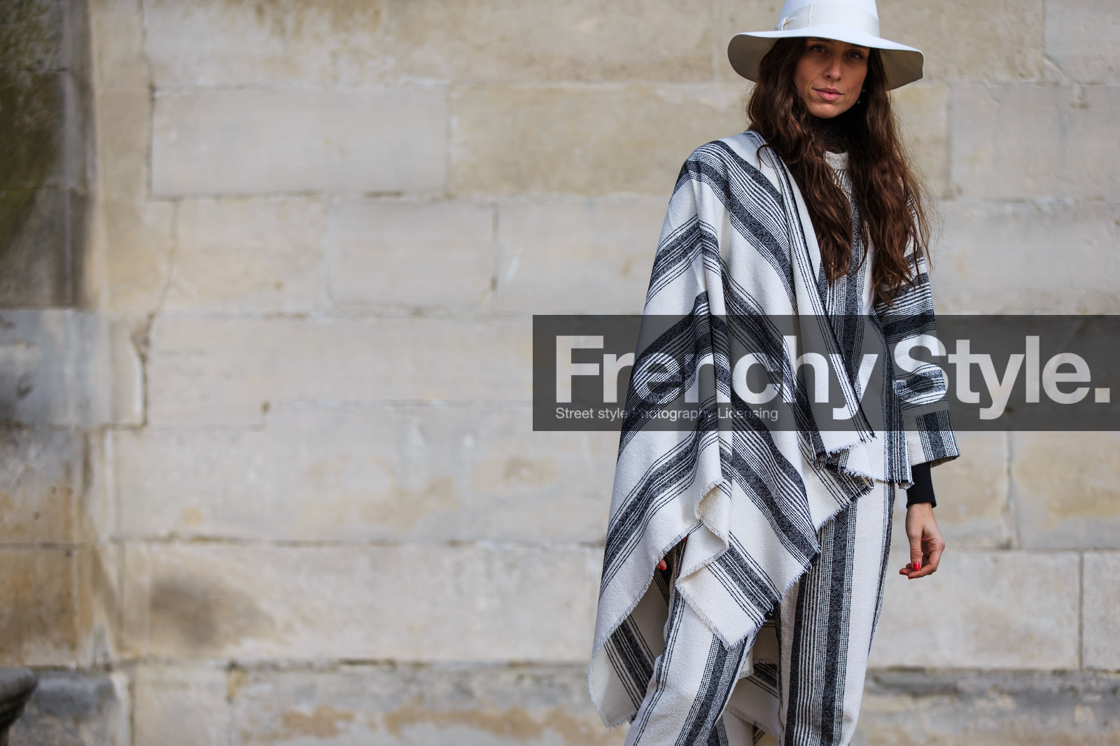 atmosphere details, AUTUMN WINTER 2016-2017, AW 16-17, beige poncho, detail, erika boldrin, FALL WINTER 2016-2017, fashion week, fedora, frenchystyle, FW, FW 16-17, geometric, graphic poncho, graphic top, horizontal, jonathan paciullo, long hair, PARIS, PFW, poncho, printed poncho, street style, striped top, stripes, white hat, white top
