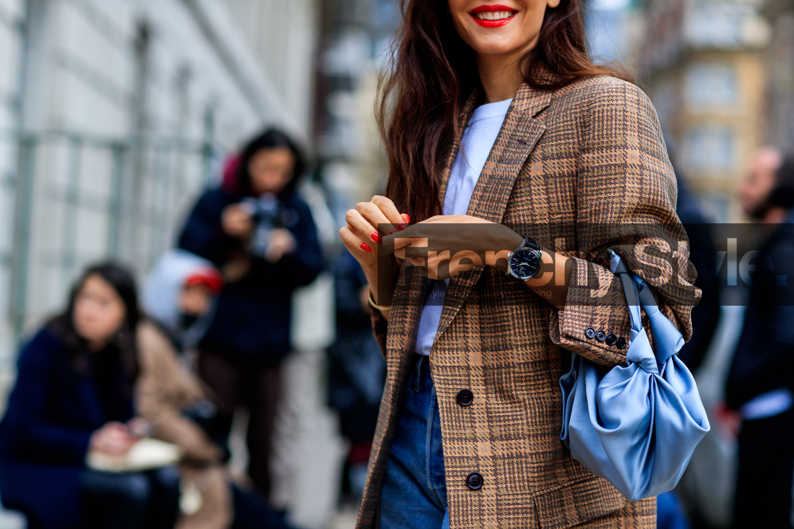 blue bag, brown coat, checked, graphic jacket, leather bag, plaid, printed jacket, red lips, white t shirt, street style, jonathan paciullo, FW, frenchystyle, fashion week, LFW, LONDON, AUTUMN WINTER 2018-2019, AW 18-19, FALL WINTER 2018-2019, FW 18-19, horizontal, atmosphere details, detail, evangelie smyrniotaki