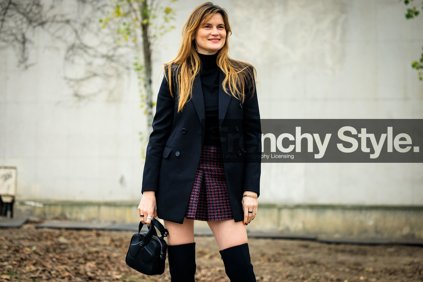 black blazer, black turtleneck, plaid skirt, red skirt, mini skirt, black boots, highknee boots, small handbag, courreges bag, black top, rings, fashion week, frenchystyle, FW, jonathan paciullo, street style, PFW, PARIS, menswear, FALL WINTER 2022-2023, AUTUMN WINTER 2022-2023, FW 22-23, atmosphere details, detail, horizontal
