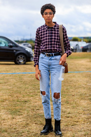 model, sheer glasses, red shirt, black shirt, checked shirt, light blue jeans, denim, used jeans, camel leather bag, black leather belt, cowboy belt, black leather boots, laced boots, doc marteens shoes, fashion week, frenchystyle, FW, jonathan paciullo, street style, SPRING SUMMER 2020, SS 20, PFW, PARIS, vertical, full length