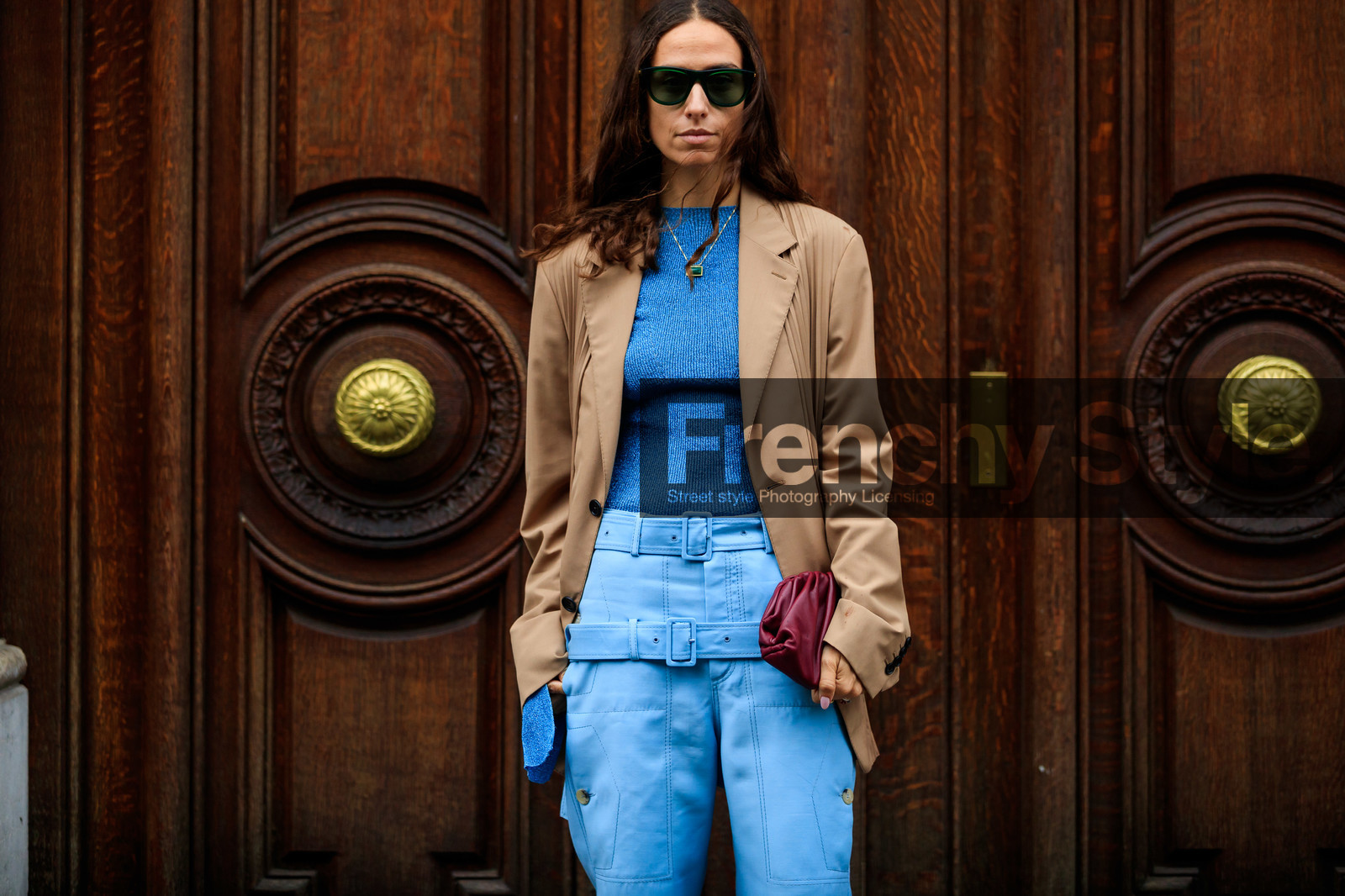 erika boldrin, green sunglasses, beige jacket, light blue pants, belted pants, burgundy leather clutch, bottega veneta bag, knit top, knitwear, blue top, blue pullover, lurex pullover, lurex top, fashion week, frenchystyle, FW, jonathan paciullo, street style, SPRING SUMMER 2020, SS 20, PFW, PARIS, horizontal, atmosphere details, detail