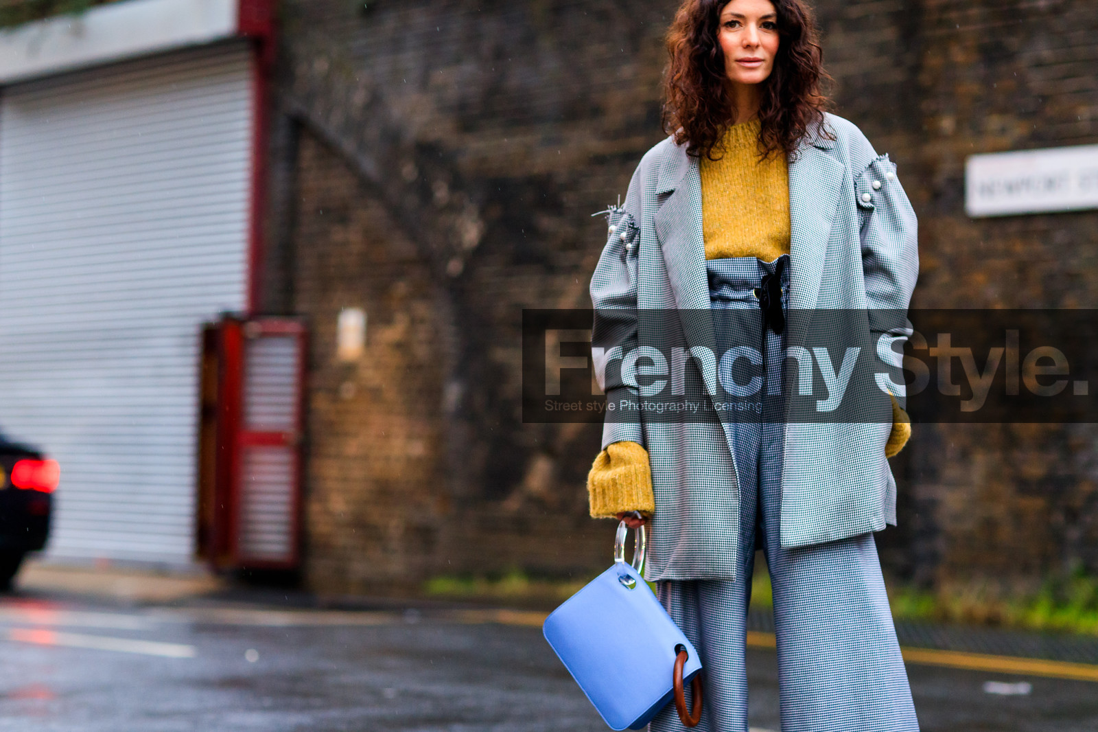 blue bag, high waist, houndstooth pattern, leather bag, pearls, pleats, trousers, yellow sweater, street style, jonathan paciullo, FW, frenchystyle, fashion week, LFW, LONDON, AUTUMN WINTER 2018-2019, AW 18-19, FALL WINTER 2018-2019, FW 18-19, horizontal, atmosphere details, detail