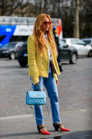 blanca miro scrimieri, light blue leather bag, light blue jeans, red polish shoes, black polish shoes, bicolor shoes, mary jane shoes, kitten heels shoes, yellow jacket, tweed jacket, quilted bag, hand bag, chanel bag, chanel shoes, chanel jacket, chanel necklace, long necklace, pearl necklace, logo necklace, strassed necklace, multi necklace, white shirt, futurist shape sunglasses, smoked sunglasses, used jeans, denim, fashion week, frenchystyle, FW, jonathan paciullo, street style, PFW, PARIS, vertical, full length