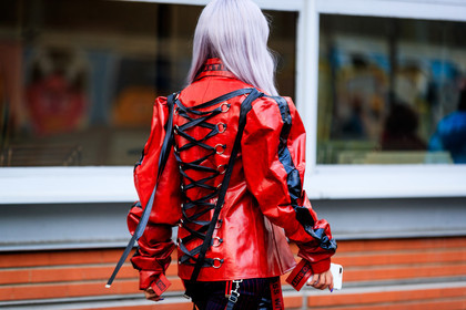 corset, dyed hair, graphic jacket, leather jacket, printed jacket, red jacket, fashion week, frenchystyle, FW, jonathan paciullo, street style, PFW, PARIS, AUTUMN WINTER 2018-2019, FALL WINTER 2018-2019, FW 18-19, horizontal, atmosphere details
