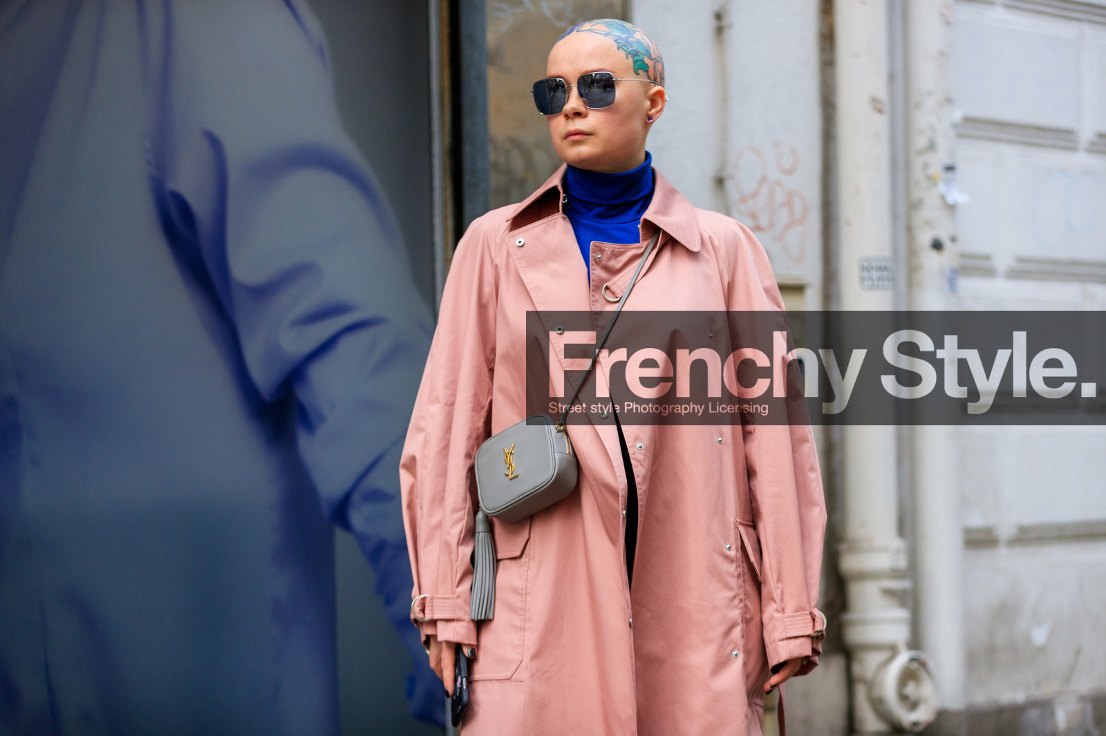 blue top, grey bag, leather bag, pink coat, saint laurent paris, shaved head, sunglasses, tattoos, street style, jonathan paciullo, FW, frenchystyle, fashion week, PFW, PARIS, AUTUMN WINTER 2018-2019, FALL WINTER 2018-2019, FW 18-19, horizontal, atmosphere details